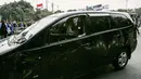 Massa aksi  melakukan penyerangan terhadap mobil pelat nomor merah yang melintasi jalan tol seberang Gedung DPR/ MPR RI, Jakarta, Selasa (24/9/2019). Selain menutup ruas tol, kendaraan dinas pemerintah dan milik polisi jadi korban pelemparan dan perusakan oleh mahasiswa. (Liputan6.com/Faizal Fanani)