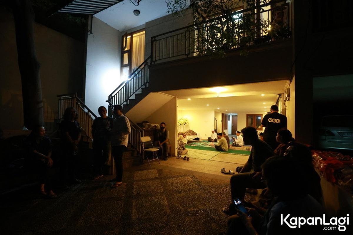 7 Potret Suasana Rumah Duka Penyanyi Irianti Erningpraja, Addie MS hingga Dewa Budjana Datang Melayat
