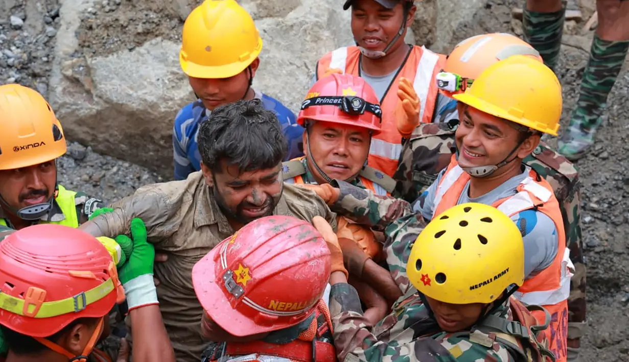 Para prajurit menyelamatkan seorang pekerja dalam keadaan hidup dari sebuah terowongan saat operasi yang sedang berlangsung di proyek pembangkit listrik tenaga air Trishuli-3A di distrik Rasuwa, Nepal, Jumat, 4 September 2026. (Angkatan Darat Nepal via AP)