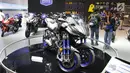 Pengunjung melihat pameran Indonesia Motorcycle Show (IMOS) 2018 di JCC, Jakarta, Rabu (31/10). Pameran ini ditargetkan menjadi barometer bagi para pelaku industri, komunitas sepeda motor, dan konsumen. (Liputan6.com/Angga Yuniar)