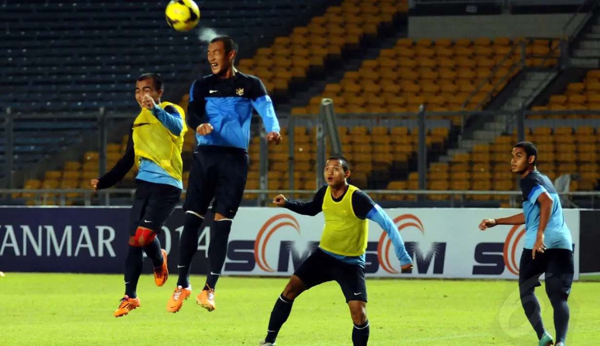 Sesi latihan Timnas Indonesia U-91 di Stadion GBK Jakarta (6/5/2014) juga diisi dengan mematangkan teknik memenangkan bola-bola atas. (Liputan6.com/Helmi Fithriansyah) 