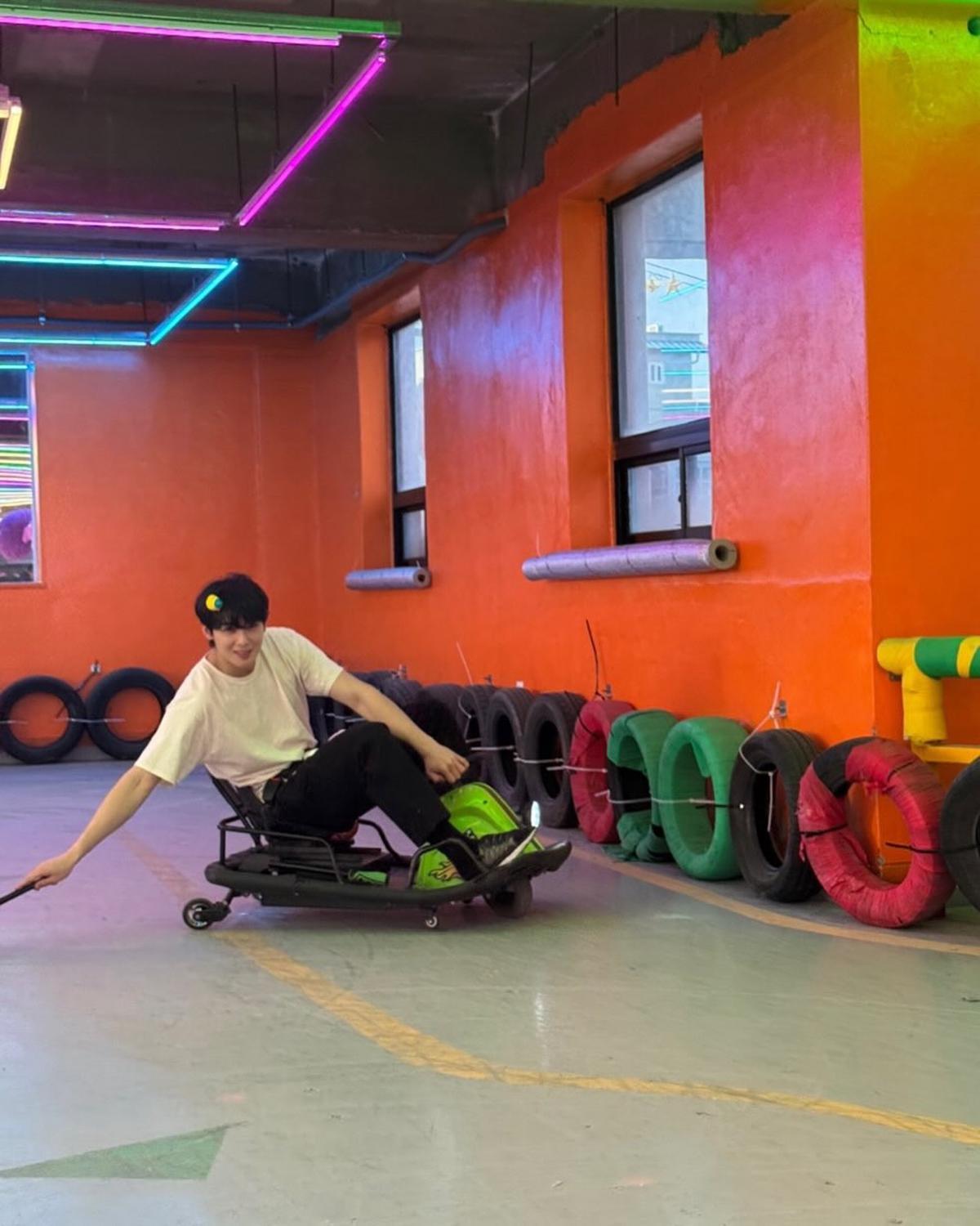 Potret Terbaru Cha Eun Woo di Area Bermain, Sumringah Sambut Musim Semi