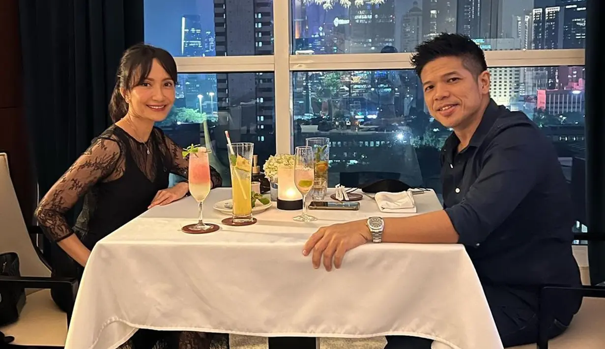 Personel grup musik The Dance Company itu mengajak sang istri menikmati dinner romantis di sebuah restoran dengan pemandangan malam yang indah. Dalam momen tersebut, pasangan selebriti yang menikah pada 23 Agustus 2008 ini tampil serasi dalam balutan busana bernuansa gelap. (Liputan6.com/IG/@artikasaridevi)