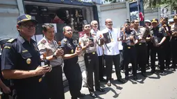 Dirjen Bea Cukai Heru Pambudi bersama Kapolda Metro Jaya Irjen Pol Idham Azis menunjukan barang bukti kasus penyelundupan minuman keras di Polda Metro Jaya, Jakarta, Senin (18/9). (Liputan6.com/Immanuel Antonius)