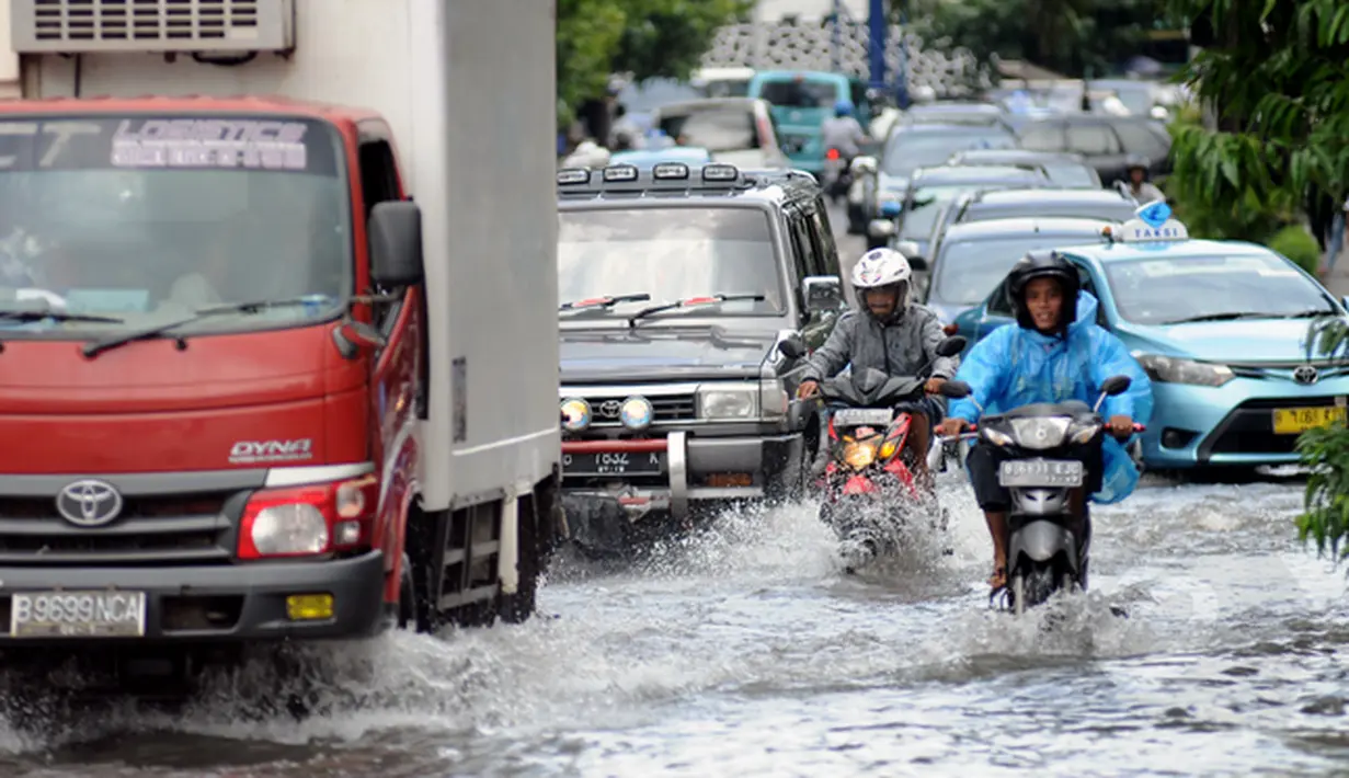 Hujan yang mengguyur Jakarta sejak Minggu (8/2/2015) mengakibatkan banjir di sejumlah wilayah. Tampak, kemacetan yang terjadi akibat genangan air di jalan Kemang Raya, Jakarta, Selasa (10/2/2015). (Liputan6.com/Helmi Fithriansyah)