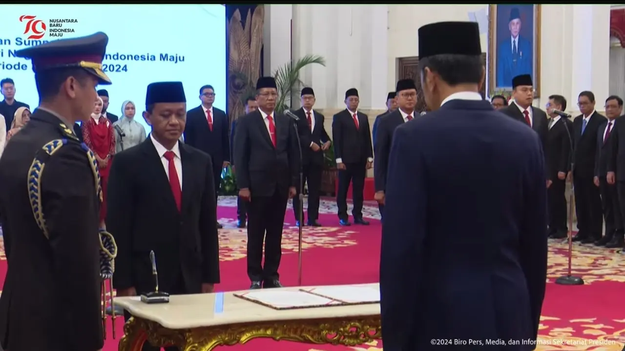 Tangkapan layar Presiden Joko Widodo (Jokowi) resmi melantik Bahlil Lahadalia menjadi Menteri Energi dan Sumber Daya Mineral (ESDM), pada Senin (19/8/2024). (Arief/Liputan6.com)