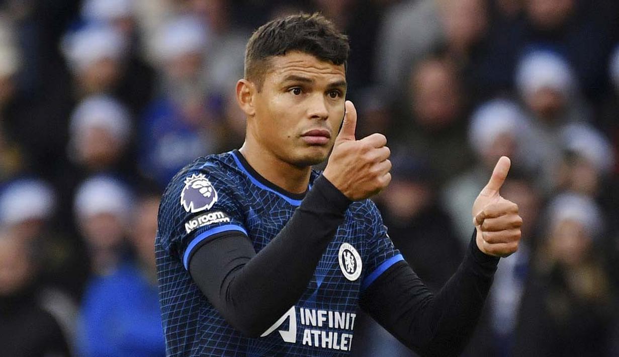 Pemain Chelsea, Thiago Silva, saat melawan Wolverhampton Wanderers pada laga pekan ke-18 Liga Inggris di Stadion Molineux, Minggu (24/12/2023). The Blues takluk 1-2. (AP Photo/Rui Vieira)