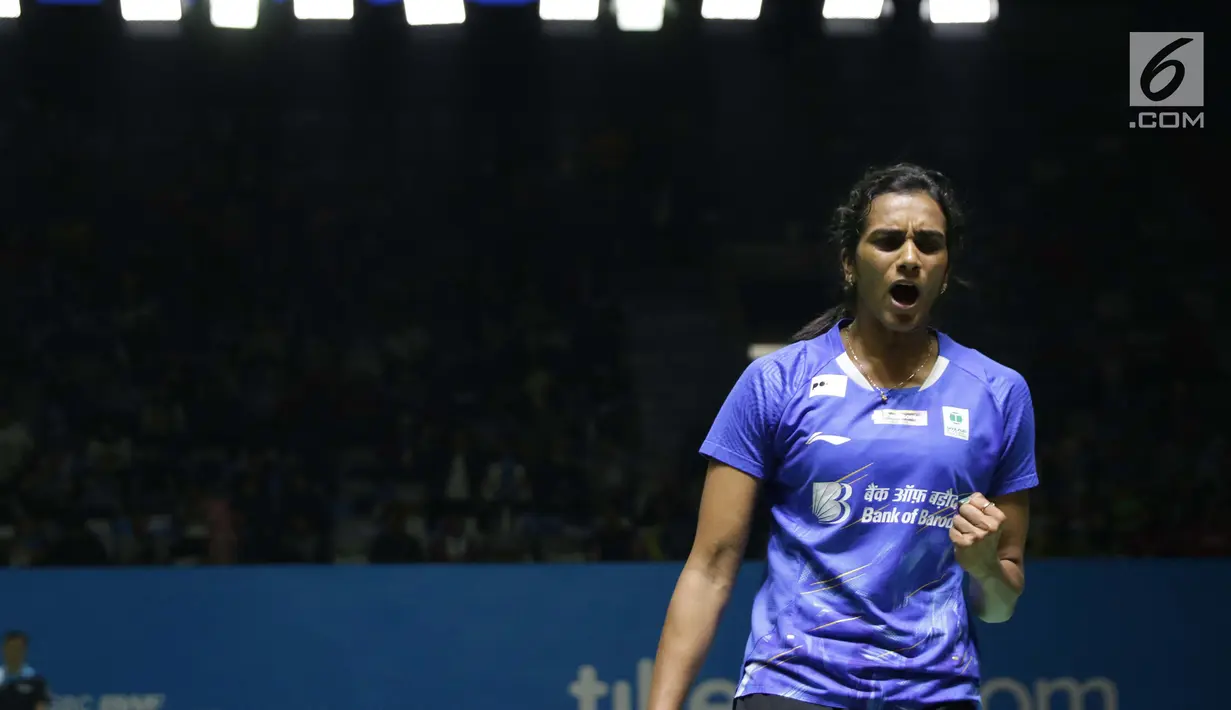 Pebulu tangkis unggulan kelima tunggal putri Indonesia Open 2019 asal India, Pusarla V Sindhu saat melawan Aya Ohori (jepang) di Babak 32 besar Indonesia Open 2019 di Istora Senayan, Jakarta, Rabu (17/7/2019). Pusarla unggul 11-21, 21-15. 21-15. (Liputan6.com/Helmi Fitrhiansyah)
