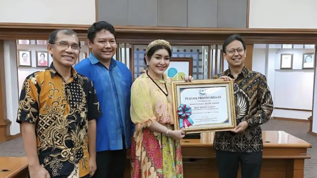 Menkes Terima Penghargaan Pahlawan Transformasi Kesehatan Indonesia dari PDSI dan Koalisi