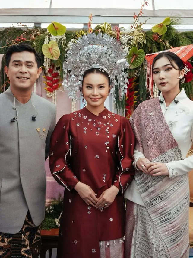 Potret Tampilan Anggun Rossa Kenakan Kebaya Janggan Bertabur Payet di Istana Merdeka