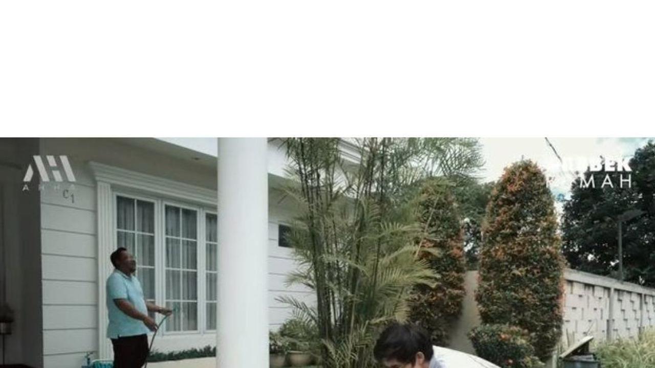 Atta Halilintar terlihat mengunjungi rumah yang baru saja direnovasi oleh Bedu. Dari luar, terlihat bahwa rumah Bedu memiliki taman yang indah di bagian depannya.