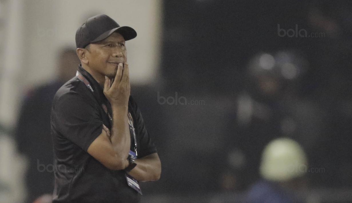 Pelatih Sriwijaya FC, Rahmad Darmawan, saat pertandingan melawan Arema FC pada laga perempat final Piala Presiden di Stadion Manahan, Solo, Minggu, (4/2/2018). Sriwijaya FC menang 3-1 atas Arema FC. (Bola.com/M Iqbal Ichsan)