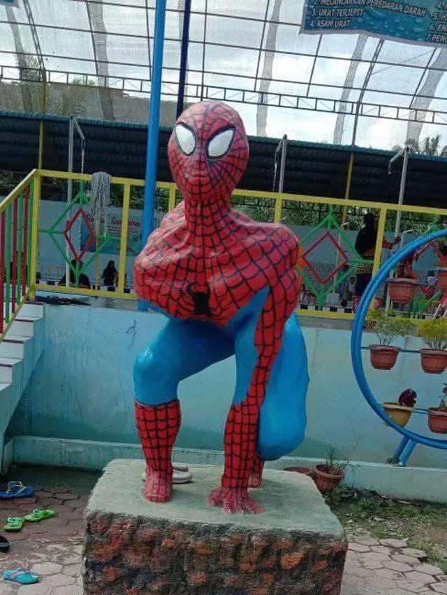 Patung Superhero di Taman