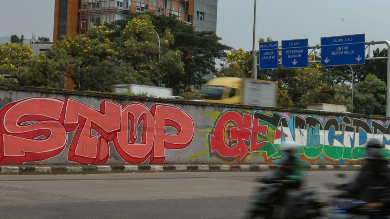 Mural ini bertuliskan slogan yang kuat, "All Eyes on Rafah" yang berarti "Semua mata tertuju pada Rafah", sebagai seruan kepada masyarakat dunia untuk tidak acuh terhadap genosida yang sedang terjadi. Foto: merdeka.com / Arie Basuki