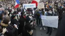 Orang-orang berkumpul di alun-alun Republique dengan poster bertuliskan "Tidak untuk kebiadaban" dan "Saya seorang. Guru" untuk demonstrasi di Paris (18/10/2020). (AP Photo/Michel Euler)