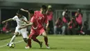 Gelandang Indonesia, Febri Hariyadi, berusaha melewati pemain Korea Utara pada laga PSSI Anniversary Cup 2018 di Stadion Pakansari, Senin (30/4/2018). Skor berakhir imbang 0-0. (Bola.com/M Iqbal Ichsan)