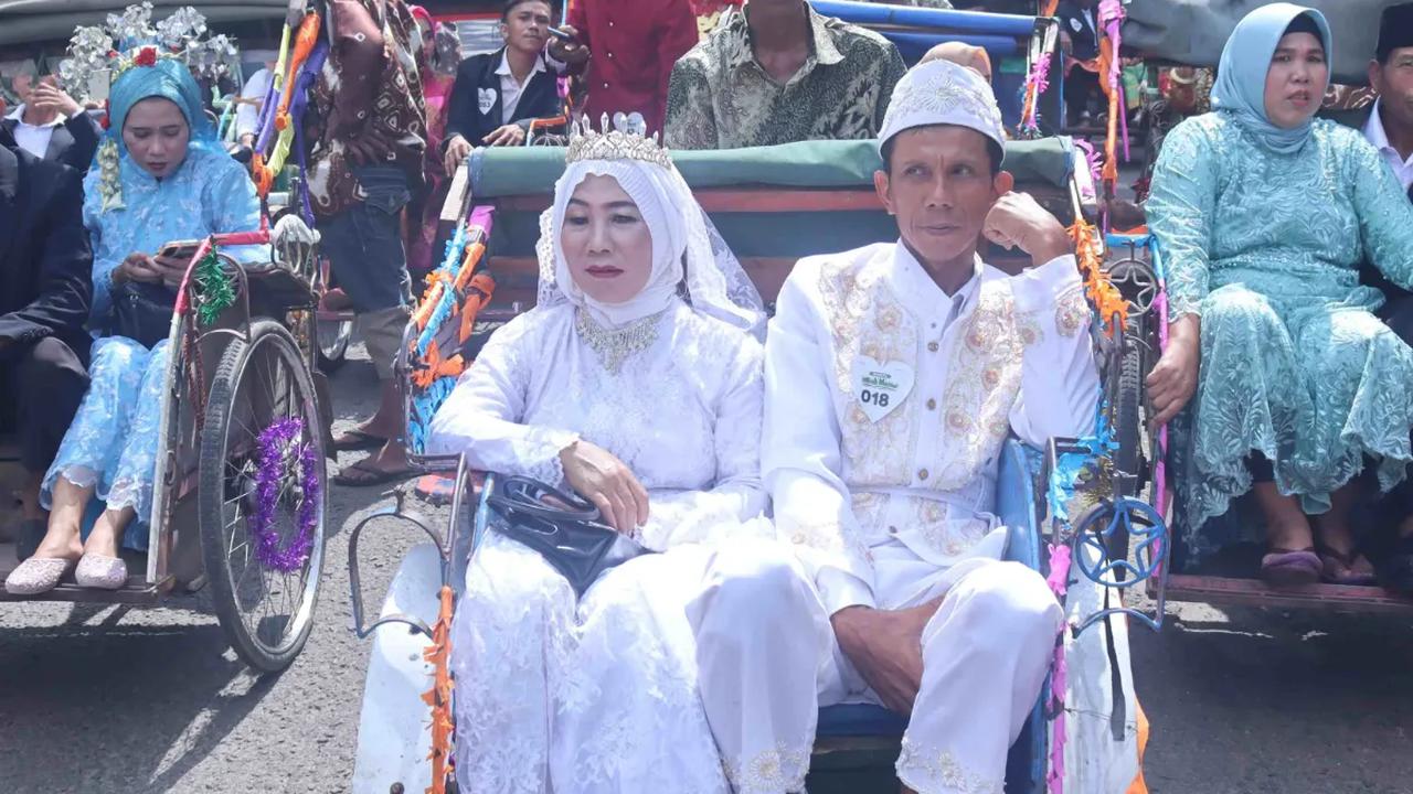 Tawaran itu otomatis membuat para pengantin dapat memilih tempat honeymoon. Sebab, mereka juga menerima fasilitas menginap di hotel oleh sejumlah sponsor.
