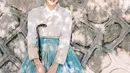 Nabila Syakieb memakai hanbok saat sesi pemotretannya di Korea (Instagram/ nsyakieb85)