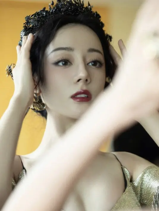 Kali ini iya tampil menawan bagai seorang ratu yang mengenakan mahkota. [Foto: Instagram/ Dilraba Dilmurat]