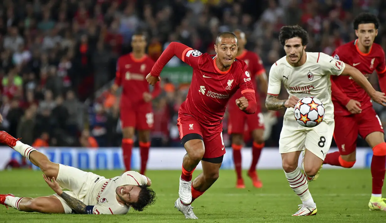 Pemain Liverpool Thiago mengejar bola saat melawan AC Milan pada pertandingan Grup B Liga Champions di Anfield, Liverpool, Inggris, Rabu (15/9/2021). Liverpool menang 3-2. (AP Photo/Rui Vieira)