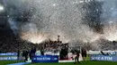 Seluruh pemain Juventus larut dalam kebahagiaan usai berhasil merengkuh scudetto di musim ini (AFP PHOTO / GIUSEPPE CACACE)
