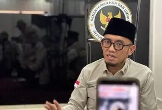 Wamenhaj Dahnil Anzar Simanjuntak memberikan keterangan pers terkait update DAM di kantor daker Makkah pada 22 Mei 2026. (dok. Media Center Haji 2026)