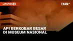 Sejumlah petugas pemadam kebakaran berusaha keras menangani kebakaran besar yang terjadi di gedung Museum Nasional Sabtu (16/9) malam.
