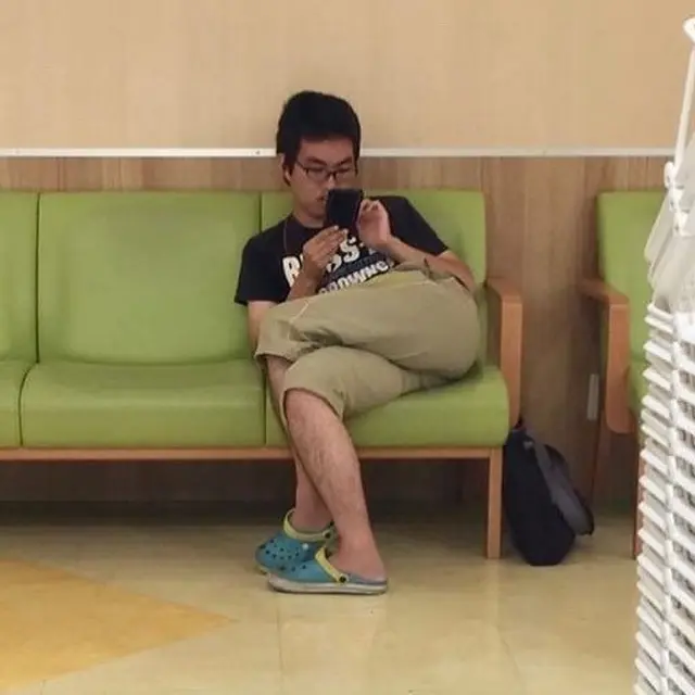 7 Pose Nyeleneh Orang Saat Main Ponsel Ini Kocak