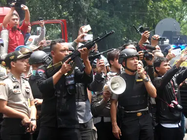 Tim Densus 88 mengepung terduga pelaku ledakan bom panci di dalam kantor Kelurahan Arjuna, Kecamatan Cicendo, Bandung, Senin (27/2). Di lantai dua kantor lurah tersebut, teridentifikasi seorang pria yang diduga teroris, bersembunyi. (Timor Matahari/AFP)