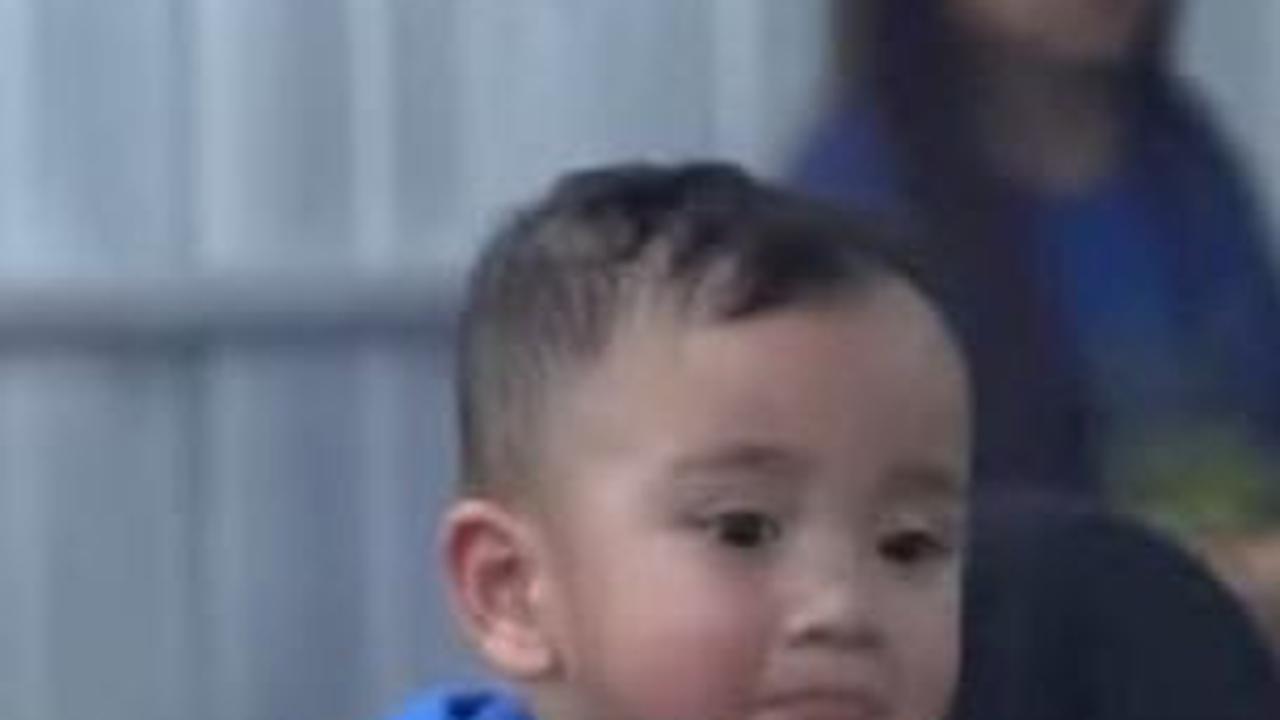 "Mama, mama, mama, mama," kata Rayyaanza yang sedang duduk dengan Sus Rini.