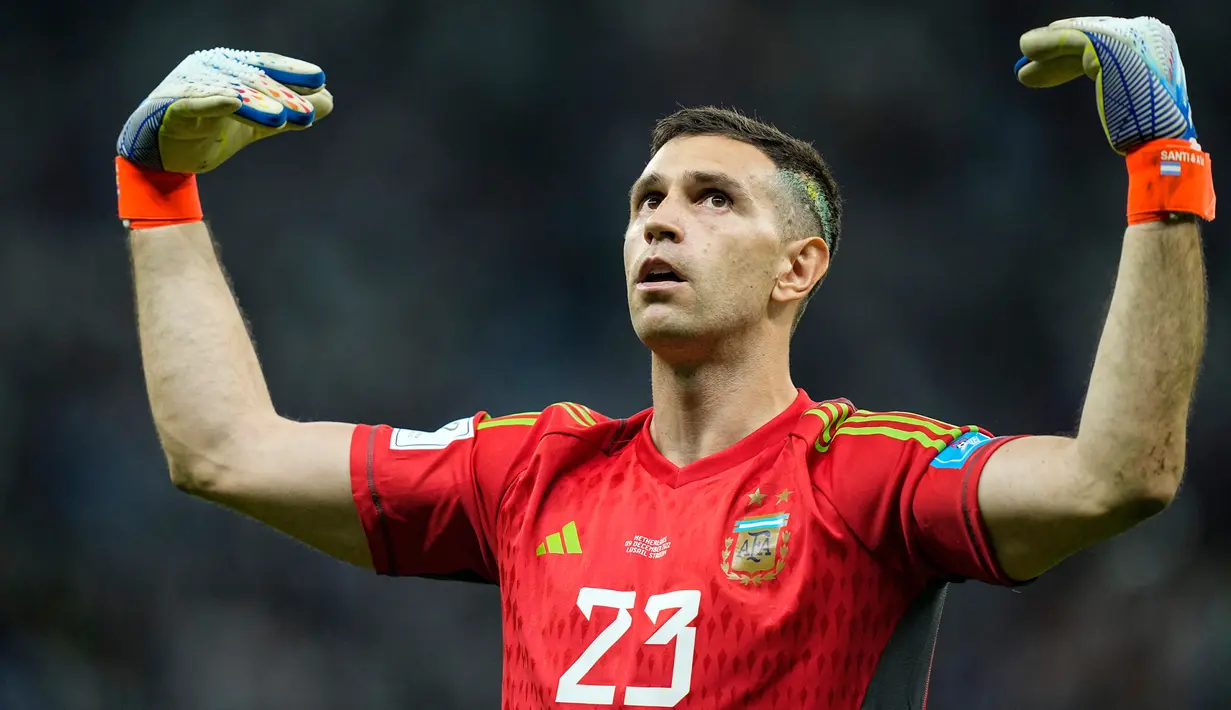Kiper Argentina Emiliano Martinez melakukan selebrasi usai melawan Belanda pada pertandingan sepak bola perempat final Piala Dunia 2022 di Stadion Lusail, Lusail, Qatar, 10 Desember 2022. Emiliano Martinez tampil melawan di Piala Dunia 2022 dengan mengecat rambutnya dengan warna dan bentuk bendera negaranya. (AP Photo/Jorge Saenz)