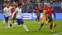 Timnas Portugal dan Timnas Prancis bentrok pada perempat final Euro 2024 di&nbsp;Volksparkstadion, Hamburg, Jerman, Sabtu (6/7/2024) dini hari WIB. Dalam duel tersebut, Prancis&nbsp;menang 5-3 atas Portugal lewat adu penalti, setelah skor 0-0 bertahan hingga 120 menit.&nbsp;(AP Photo/Frank Augstein)