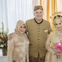 Baby Margaretha mengapit ayahnya saat menikah.