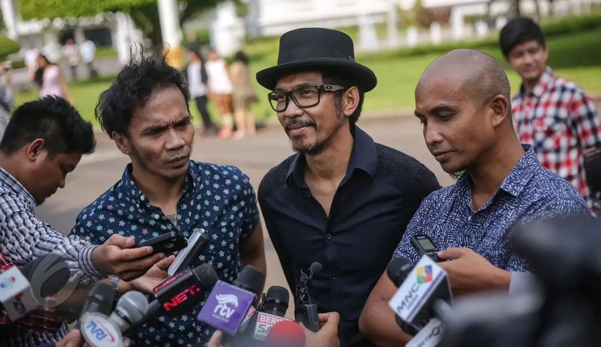 Kaka, Ridho dan Ivan saat menjawab pertanyaan wartawan di Istana Kepresidenan, Jakarta, Rabu (3/6/2015). Kedatangan Slank karena mendapat undangan oleh Presiden Joko Widodo untuk makan siang bersama. (Liputan6.com/Faizal Fanani)