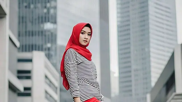 Kombinasi outfit celana panjang merah dengan baju garis hitam putih/Nurul Diva Kautsar via Meta AI