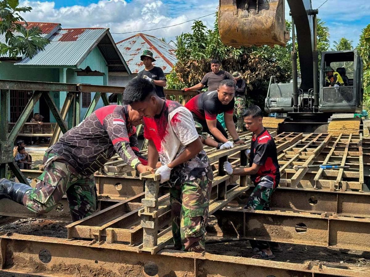 FOTO: Prajurit TNI AD Bahu Membahu Pasang Jembatan Bailey di Bireuen