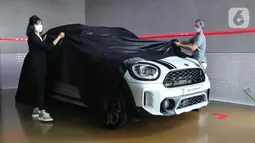 Chairman PT Plaza Auto Raya-Plaza MINI Robert Wardhana pada peluncuran new MINI Countryman, di Plaza MINI Surabaya, Jumat (30/04/2021). MINI Countryman yang dirakit lokal di BMW Group Production Network hadir dengan warna Sage Green Metallic & White Silver metallic.(Liputan6.com/Pool/MINI Indonesia)