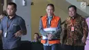 Direktur Teknologi PT Krakatau Steel nonaktif Wisnu Kuncoro (tengah) usai menjalani pemeriksaan di Gedung KPK, Jakarta, Rabu (19/6/2019). Wisnu diperiksa sebagai tersangka terkait dugaan menerima suap pengadaan barang dan jasa. (merdeka.com/Dwi Narwoko)