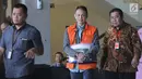 Direktur Teknologi PT Krakatau Steel nonaktif Wisnu Kuncoro (tengah) usai menjalani pemeriksaan di Gedung KPK, Jakarta, Rabu (19/6/2019). Wisnu diperiksa sebagai tersangka terkait dugaan menerima suap pengadaan barang dan jasa. (merdeka.com/Dwi Narwoko)