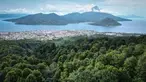 Foto yang diambil pada tanggal 11 April 2025 ini menunjukkan pemandangan dari udara dari sebuah kawasan hutan dengan pohon-pohon cengkih di Ternate, Maluku Utara. (Bagus Saragih/AFP)