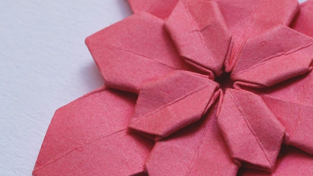Origami adalah seni lipat kertas khas Jepang yang tidak hanya menyediakan cara kreatif untuk menghabiskan waktu, tetapi juga memungkinkan kita untuk menciptakan keindahan dari bahan yang sederhana. Salah satu karya yang sangat populer dan penuh pesona dal