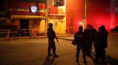 Polisi menjaga klub penari telanjang yang menjadi lokasi penyerangan di Coatzacoalcos, Veracruz, Meksiko, Rabu (28/8/2019). Sebanyak 25 orang tewas dan 11 lainnya luka-luka setelah serangan kelompok bersenjata di sebuah klub penari telanjang bernama Caballo Blanco. (AP Photo/Felix Marquez)