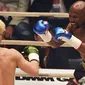 Petinju, Floyd Mayweather, berusaha memukul kickboxer, Tenshin Nasukawa, pada laga eksebisi di Saitama Super Arena, Saitama, Senin (31/1). Tanding dengan aturan tinju, Mayweather menang TKO di ronde pertama. (AFP/Toshifumi Kitamura)