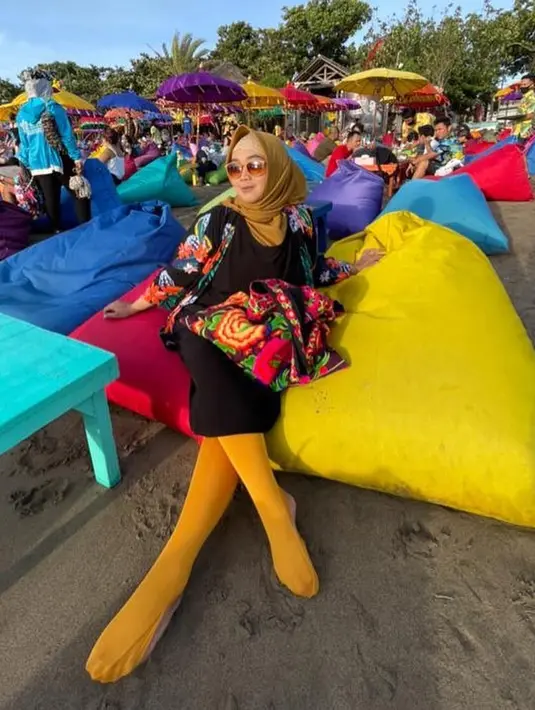 "Yang laki nggak kalah kehilangan sampai saya kaget dia kejang saat harus melepas Bundanya. Dia kan introvert, pendiam, ketika itu dia hampir nggak bisa menerima. Tapi alhamdulilah anak-anak kuat sampai sekarang," tutur Teddy. (Instagram/rinagunawan74)