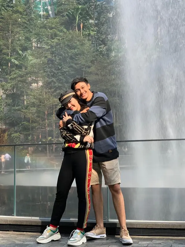 Kerap Liburan Bersama, Ini 6 Momen Manis Caesar Hito dan Felicya Angelista