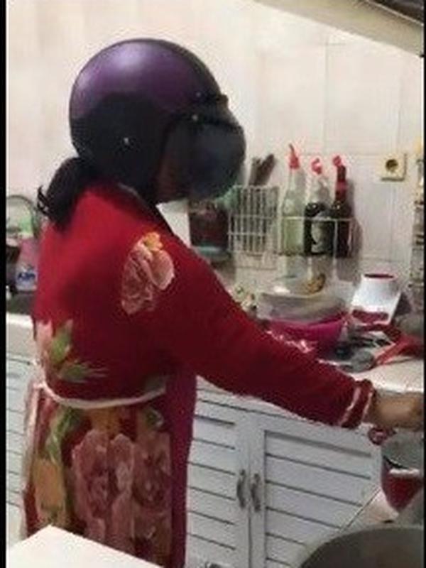 6 Potret Emak-Emak Pakai Helm saat Masak Ini Kocak (sumber: Twitter/adhiawolf)