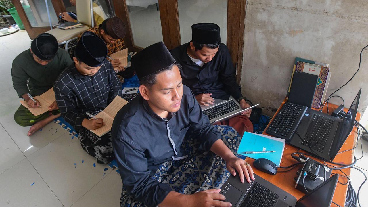 FOTO: Ramadan Menghidupkan Tradisi Kajian Kitab Kuning di Pesantren