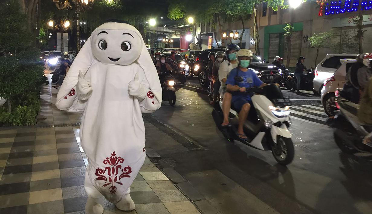 La'eeb sang maskot Piala Dunia 2022 Qatar juga menjadi perhatian para pengendara yang melintas di sekitar Taman Bungkul. (Procomm Surya Citra Media)