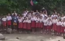 Fakta Video Siswa Semangati Pejabat Seberangi Sungai