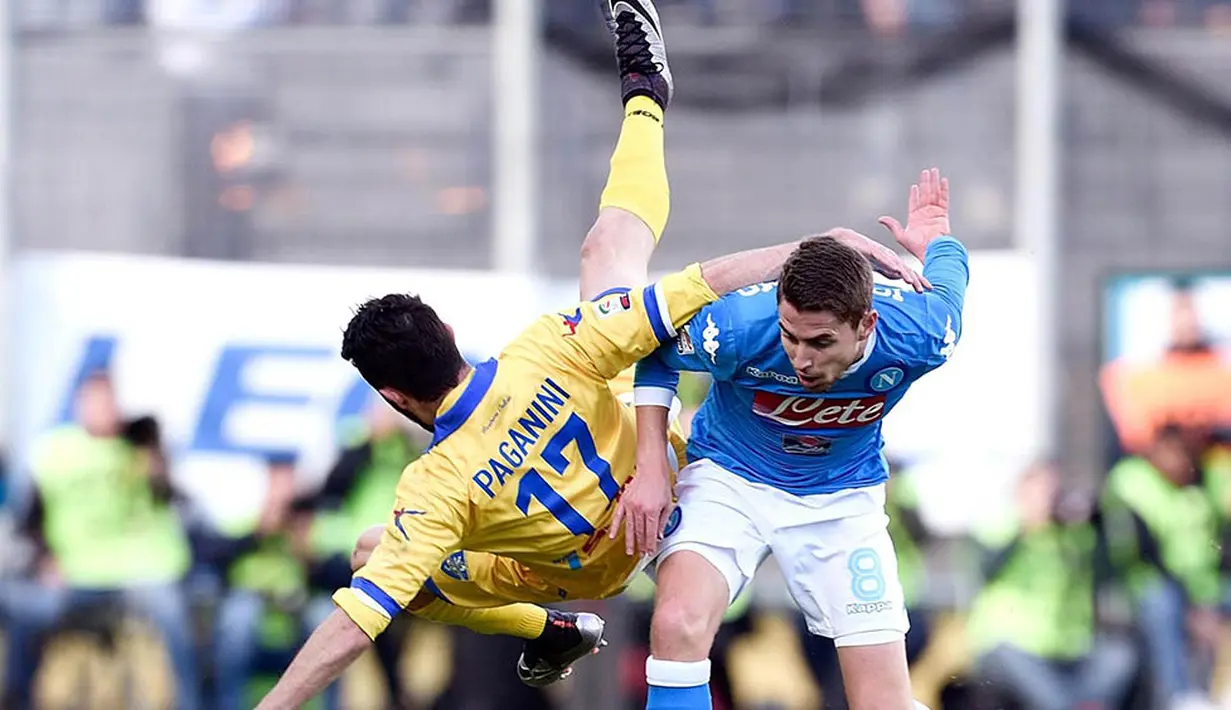 Gelandang Napoli, Jorge Jorginho, berebut bola dengan penyerang Frosinone, Luca Paganini, pada laga Serie A di Stadion Matusa, Italia, Minggu (10/1/2016). Napoli berhasil menang 5-1. (EPA/Vicenzo Artiano)